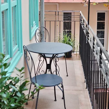 Chestnut & Eliza Apartment