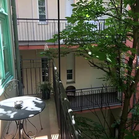 Chestnut & Eliza Apartment *