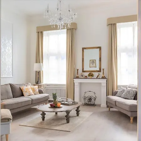 Chestnut & Eliza Apartment *