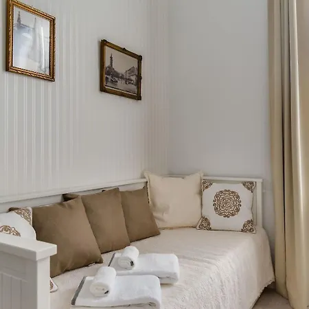 Chestnut & Eliza Apartment *