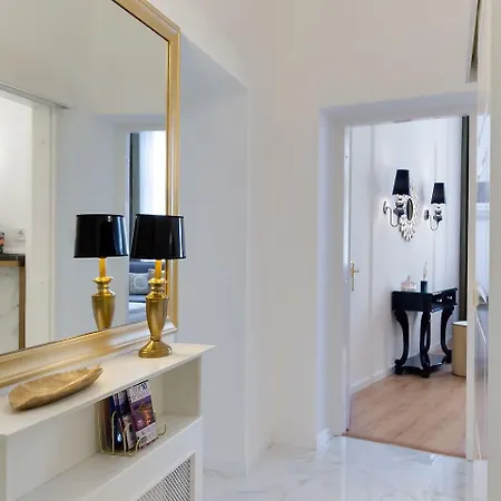 Chestnut & Eliza Apartment *