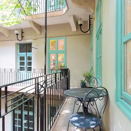 Chestnut & Eliza Apartment